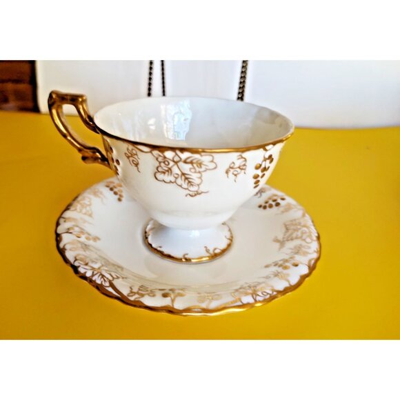 Royal Crown Derby Tea Cup & Saucer Set "Vine" Pattern Gold Gild raised - Picture 3 of 10